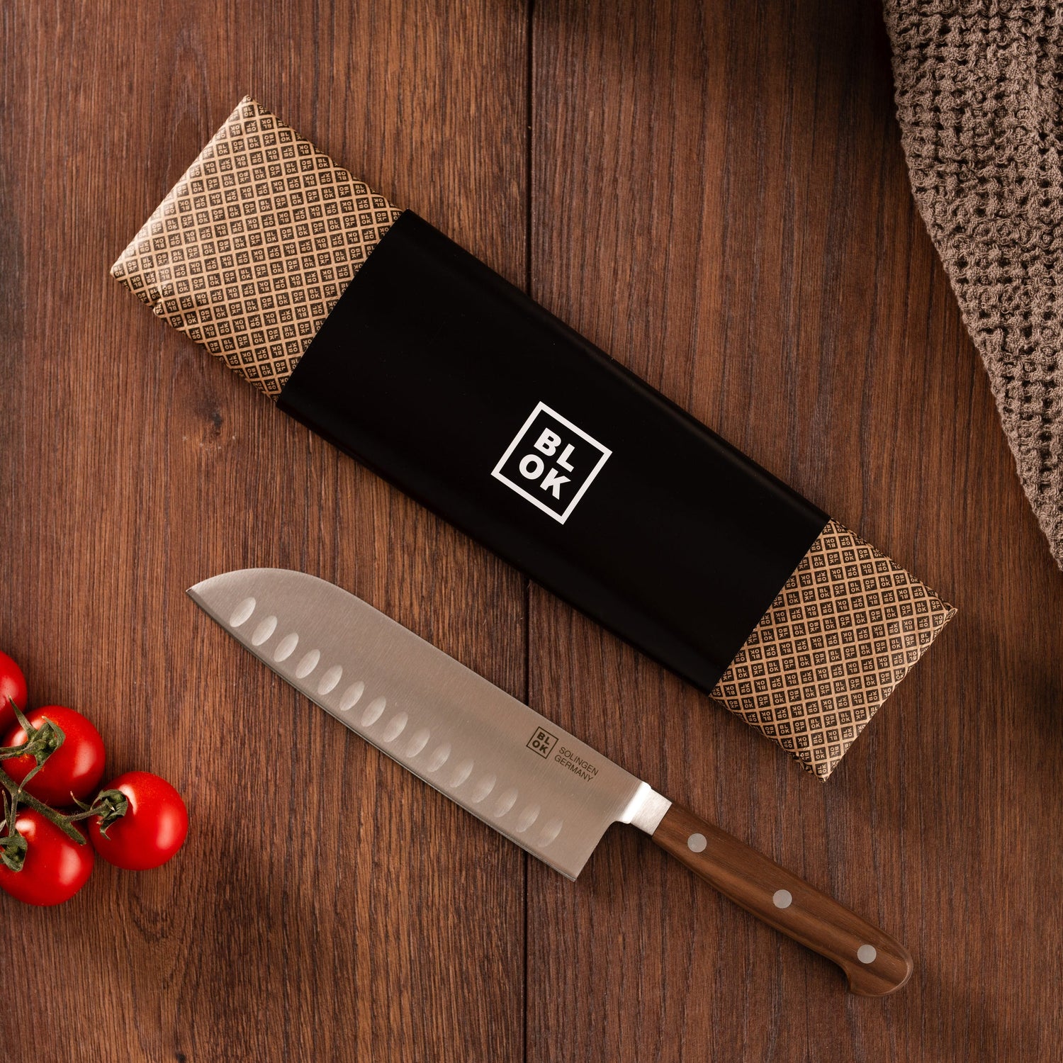 Messer, liegend auf einem Tisch neben der Verpackung