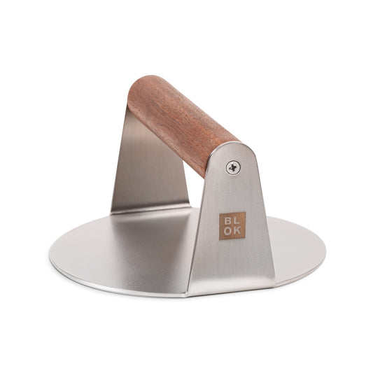 Burgersmasher mit Holzgriff und eingestampften Logo an der Seite des Smashers.